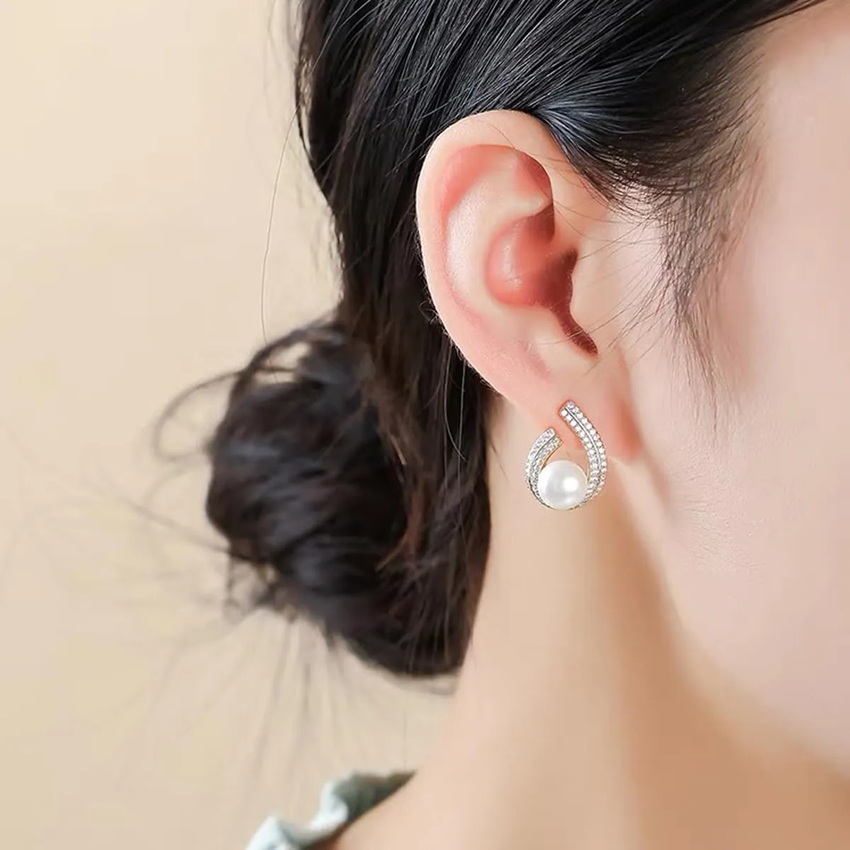 Pearl Stud Earrings for Women,Formal Brass Statement Round White Pearl Earrings For Party Prom Wedding